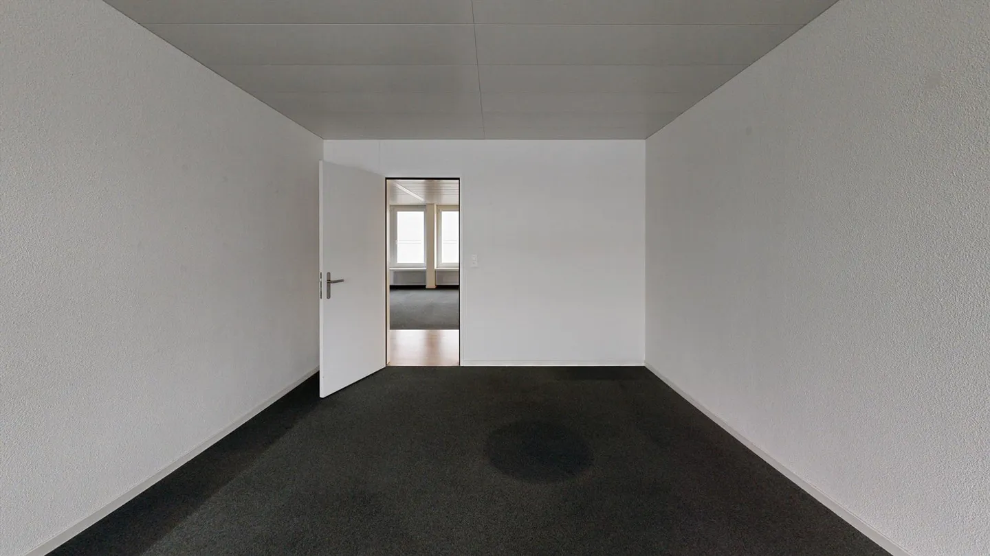 Your business premises in a central location - Photo 5 of 14