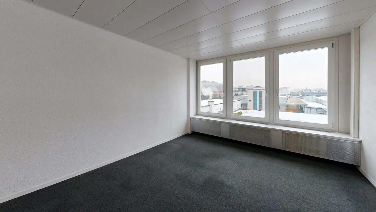 Your business premises in a central location - Photo 6 of 14