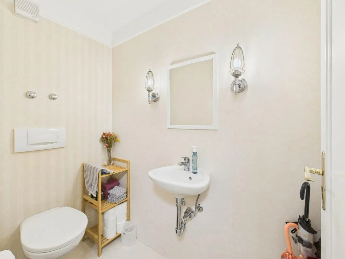 Luminoso appartamento di 4,5 stanze con camino e area salotto nel verde - Foto 15 di 17