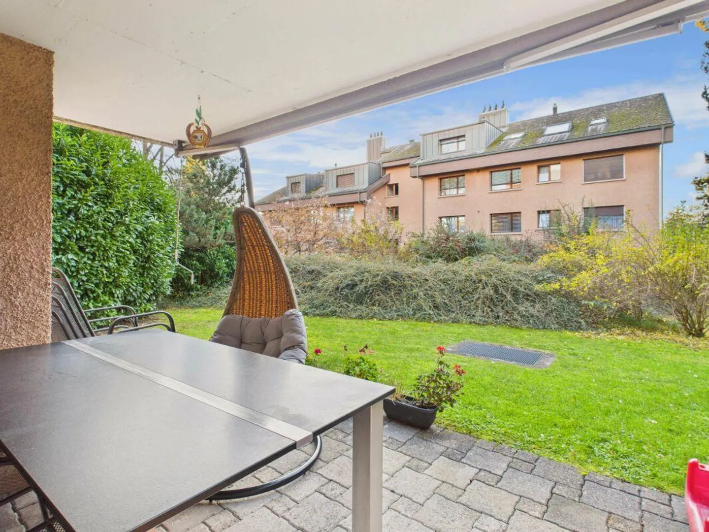 Luminoso appartamento di 4,5 stanze con camino e area salotto nel verde - Foto 16 di 17