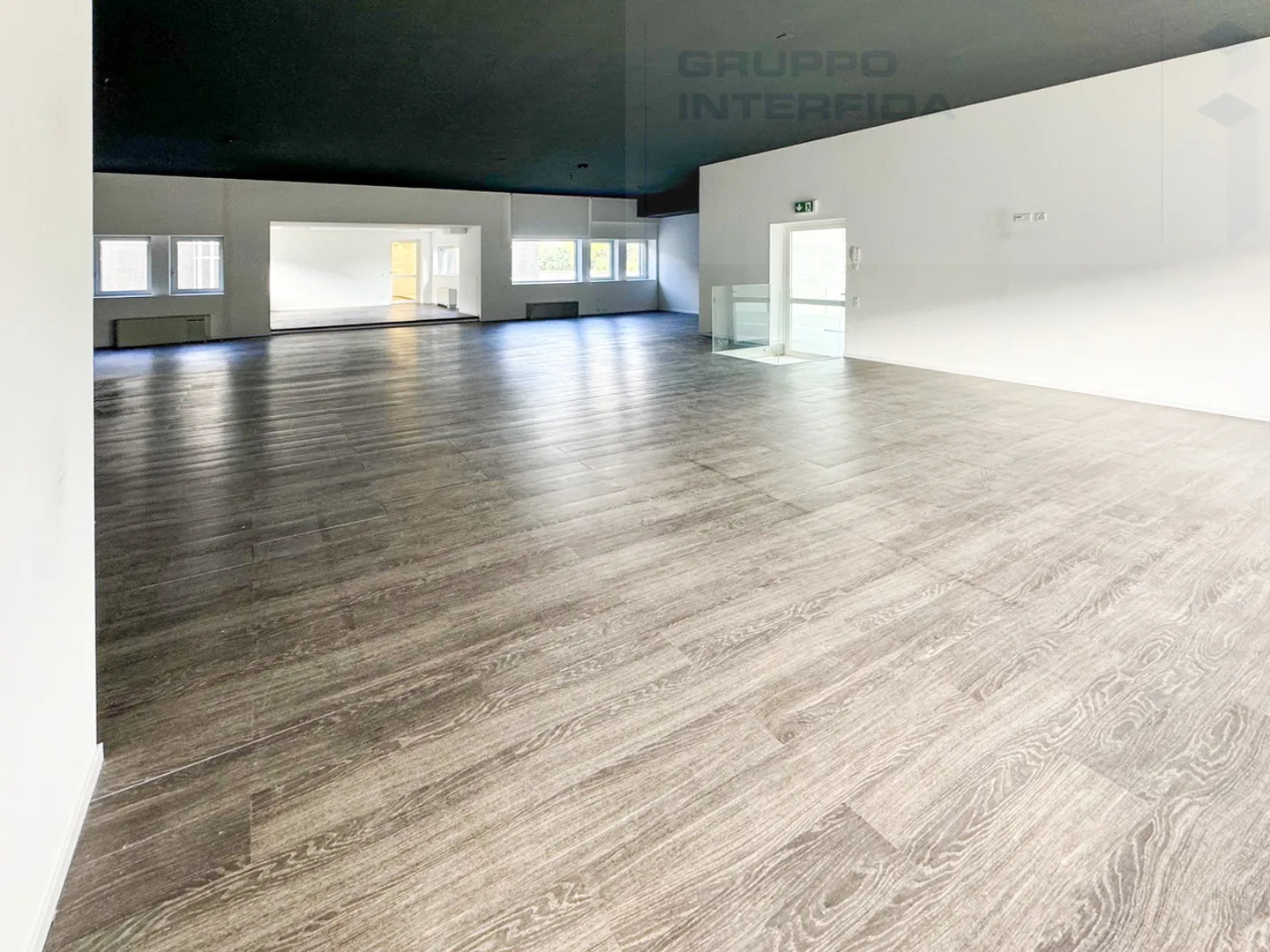 Grand espace commercial Open Space - Photo 2 sur 12