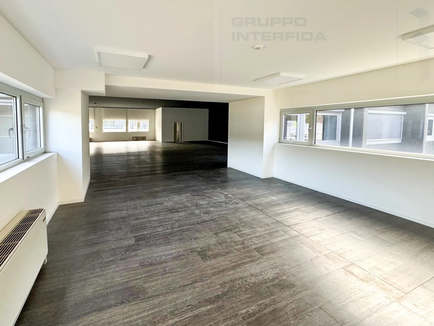 Grand espace commercial Open Space - Photo 3 sur 12