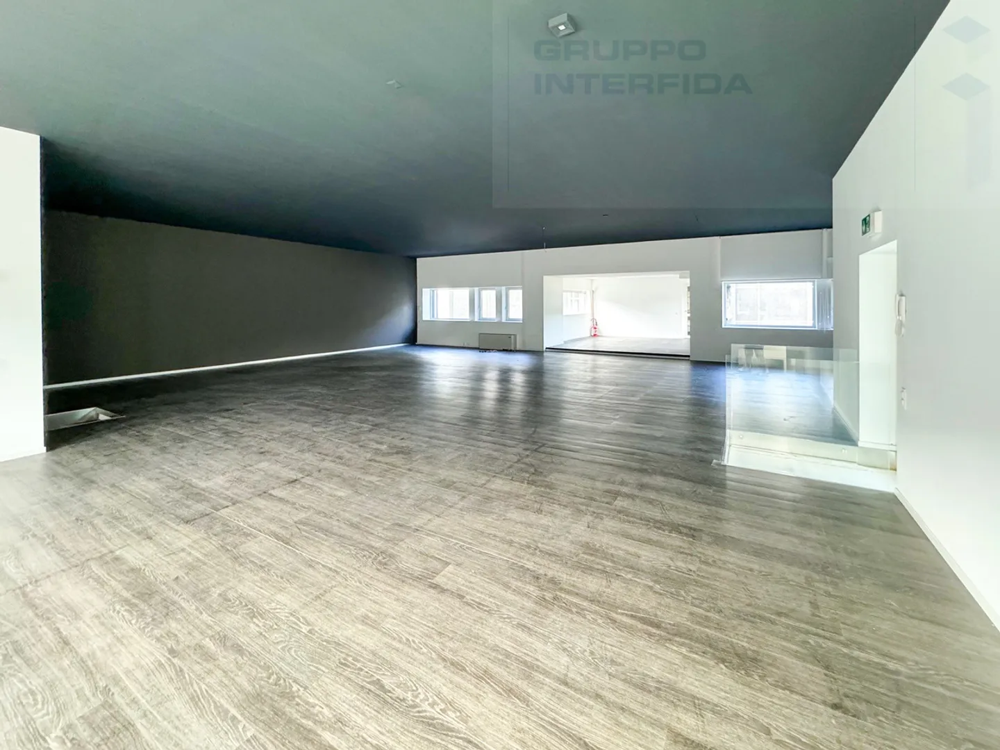 Grand espace commercial Open Space - Photo 1 sur 12
