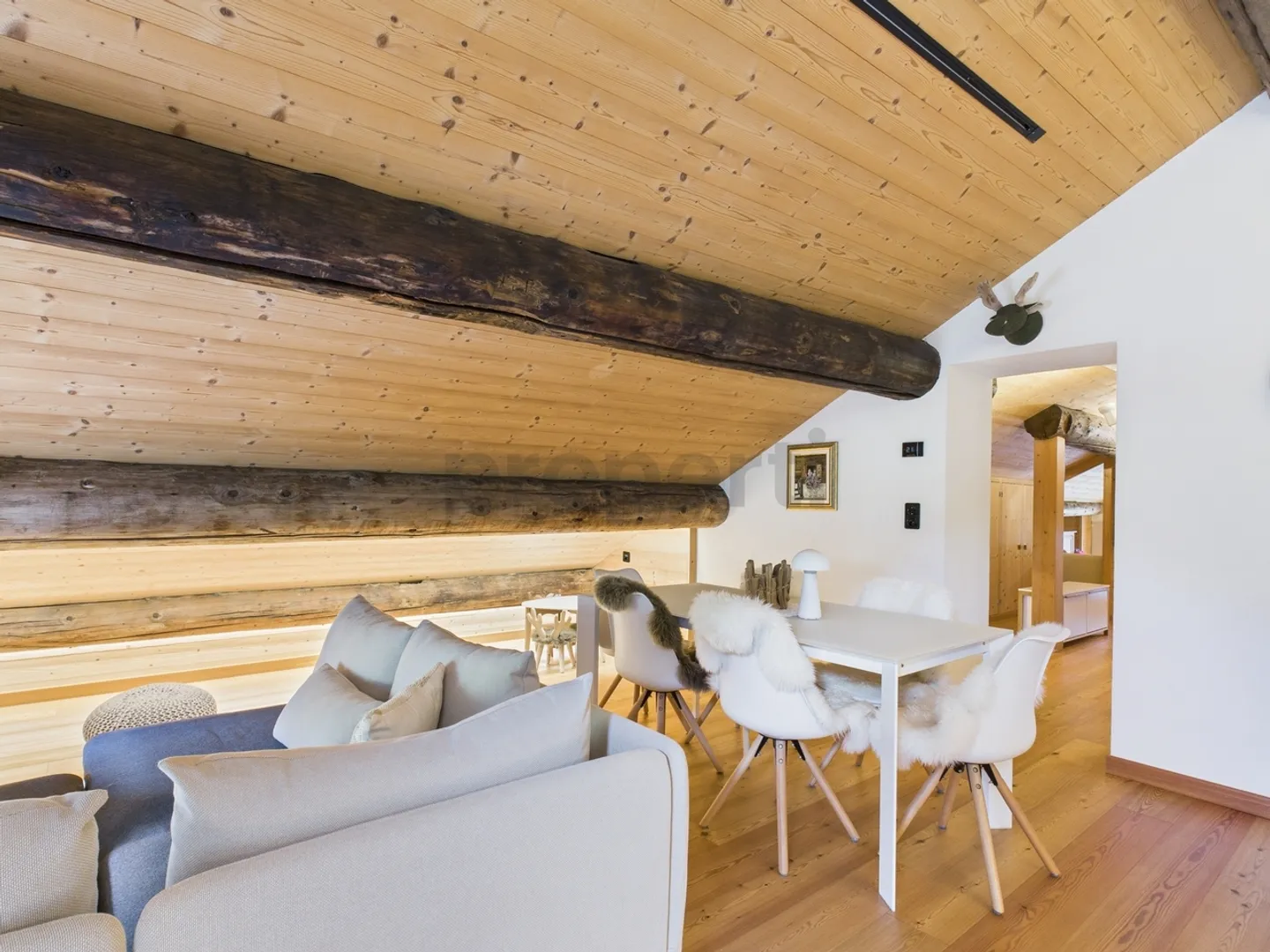 La tradition rencontre le confort : appartement de 2,5 pièces à Nufenen - connecté à la nature et pourtant moderne - Photo 1 sur 11