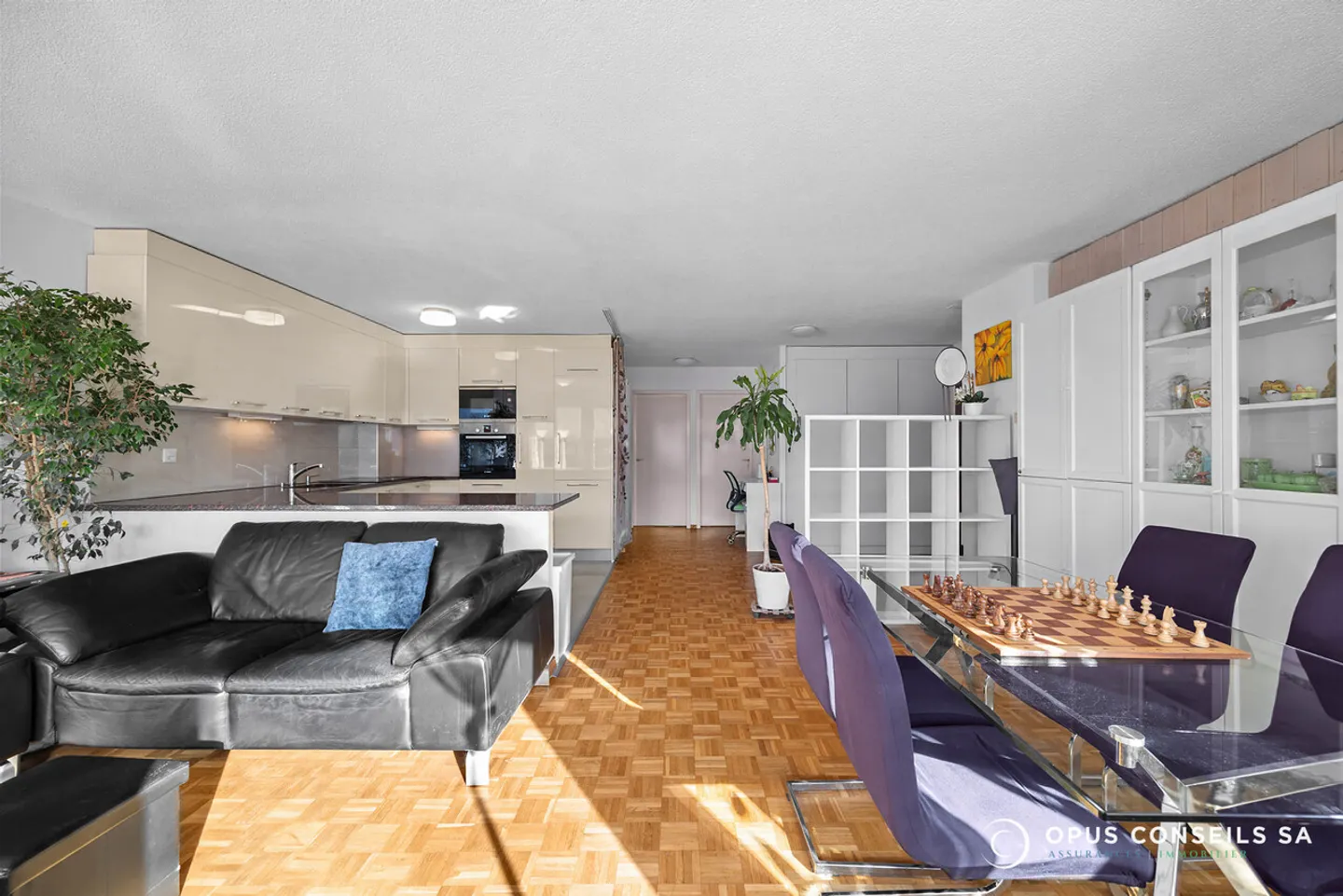 Charming Apartment with Lake View - Photo 5 of 14