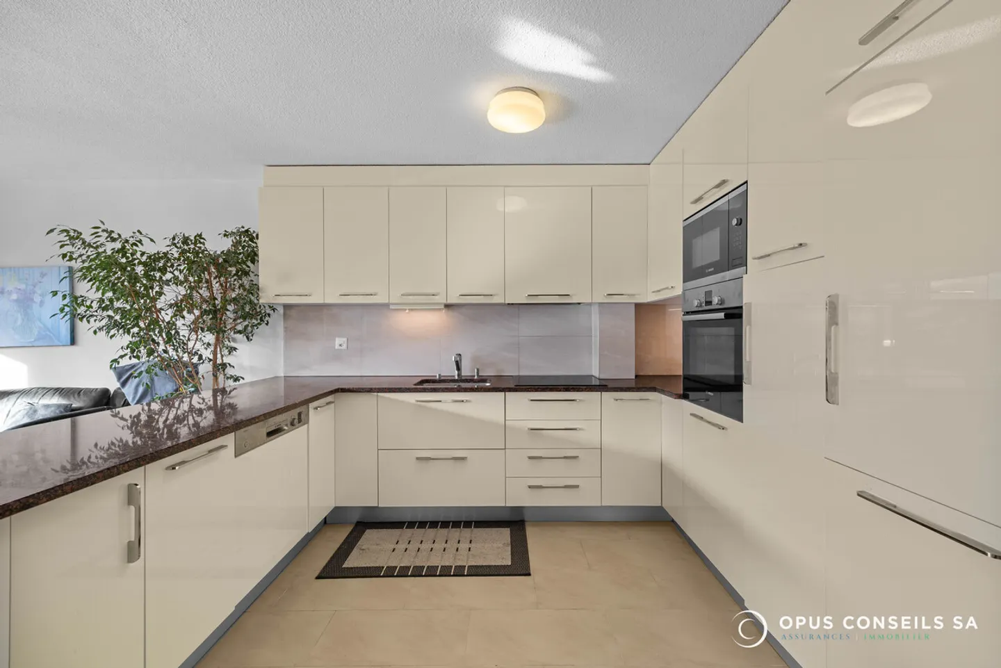 Charming Apartment with Lake View - Photo 6 of 14