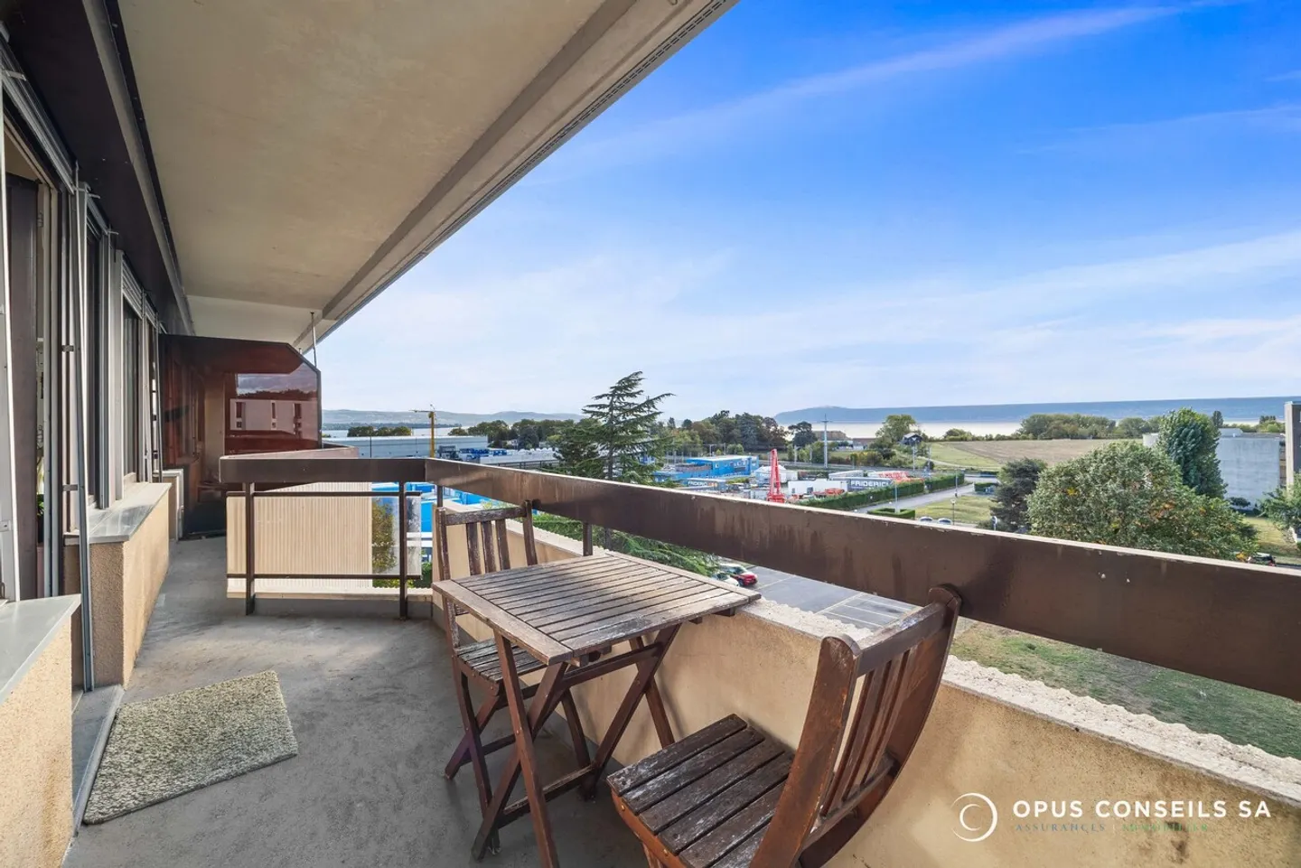 Charming Apartment with Lake View - Photo 13 of 14