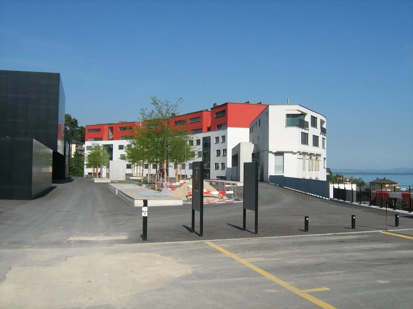 3 minutes from the CFF train station and the OFS, under the HEG-ARC schools - Photo 2 of 2