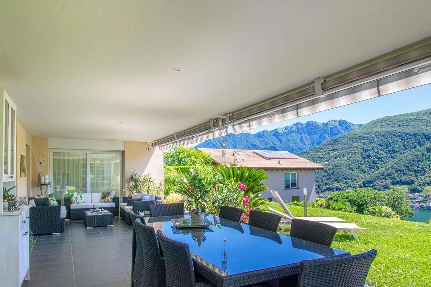 APPARTAMENTO CON VISTA LAGO E GIARDINO - Foto 1 di 8