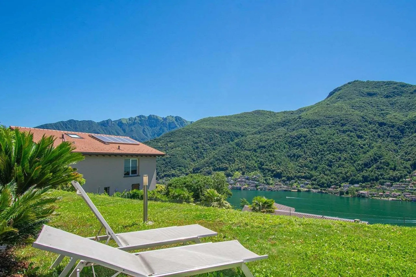 APPARTAMENTO CON VISTA LAGO E GIARDINO - Foto 2 di 8
