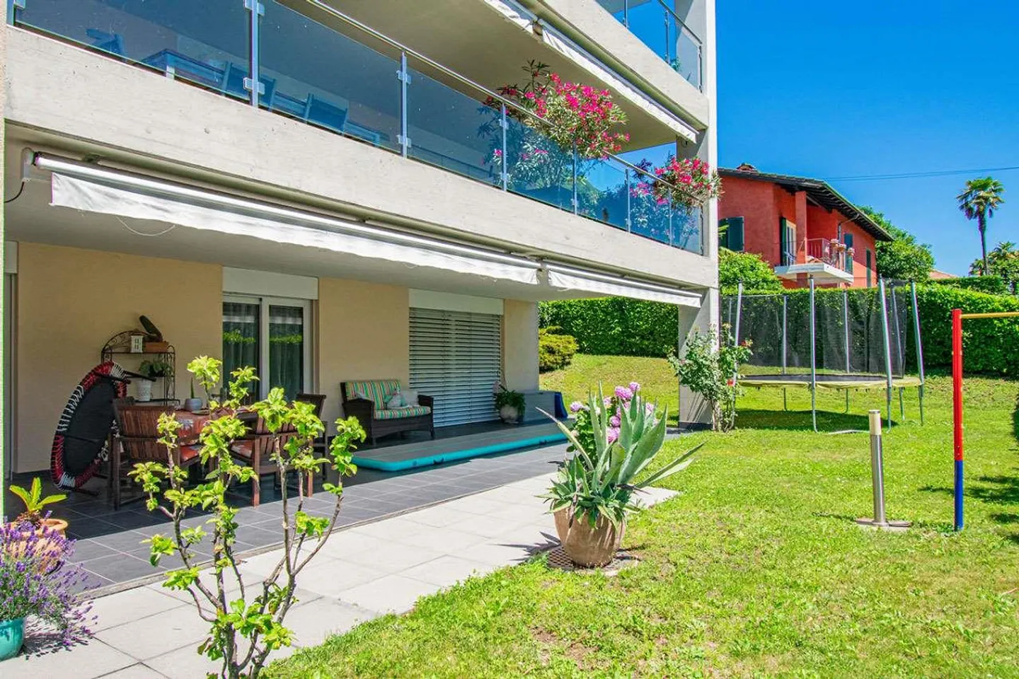 APPARTAMENTO CON VISTA LAGO E GIARDINO - Foto 3 di 8