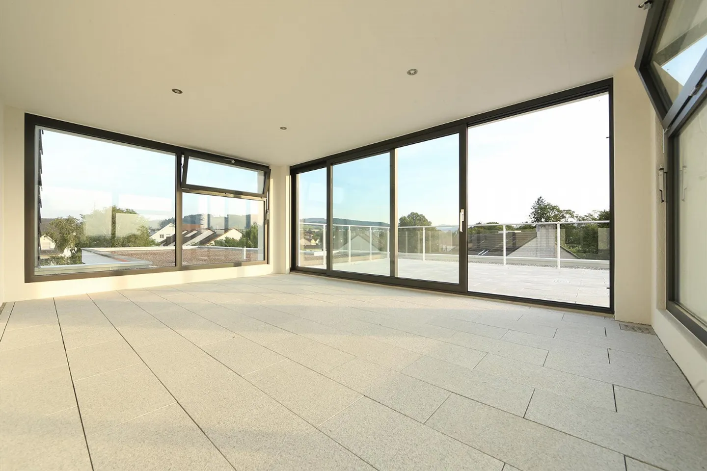 Vie de luxe sur 232 m2, maisonette en attique de 5,5 pièces - Photo 2 sur 12