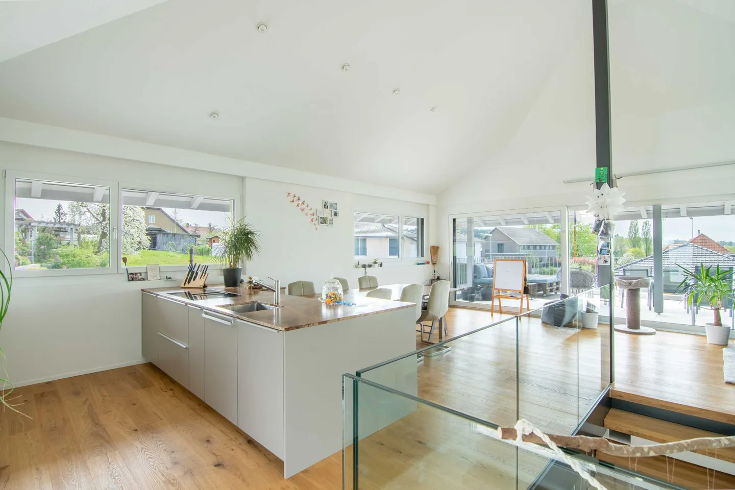 Moderne et économe en énergie - Maison individuelle de 4,5 pièces dans un emplacement ensoleillé avec belle vue - Photo 2 sur 26