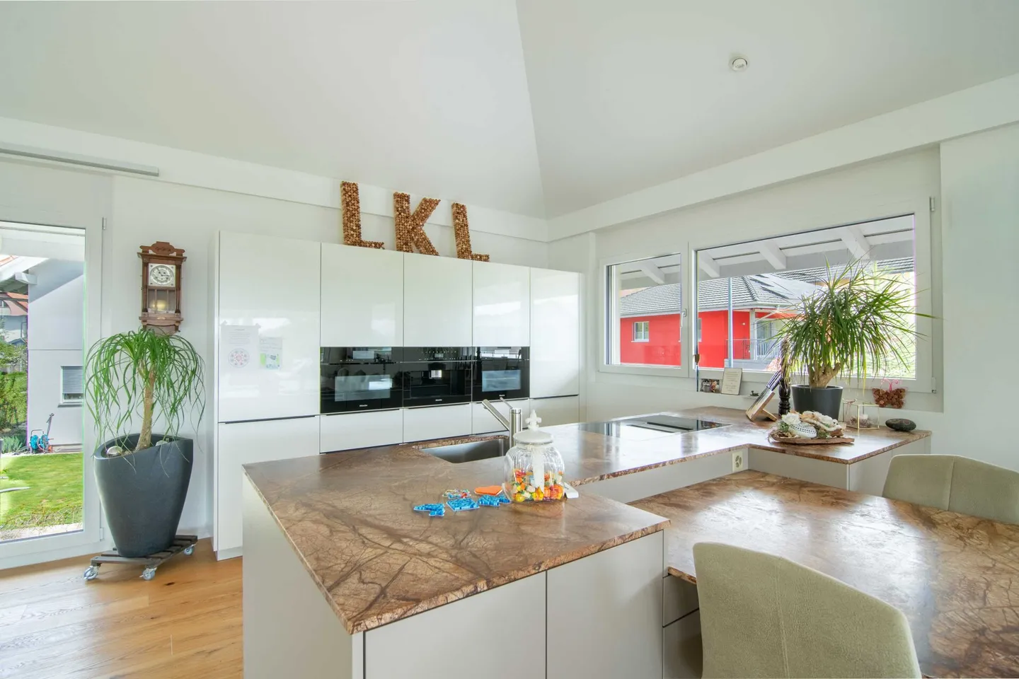 Moderne et économe en énergie - Maison individuelle de 4,5 pièces dans un emplacement ensoleillé avec belle vue - Photo 4 sur 26