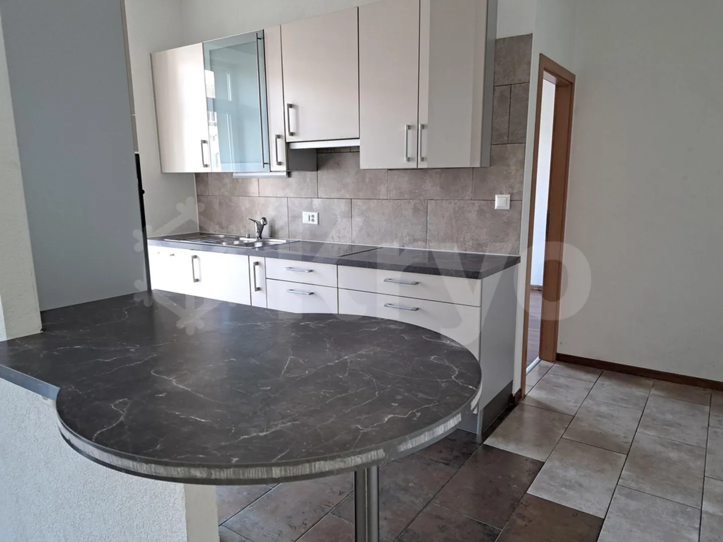 4-room apartment 104 m2 1st floor with balcony - Photo 2 of 10