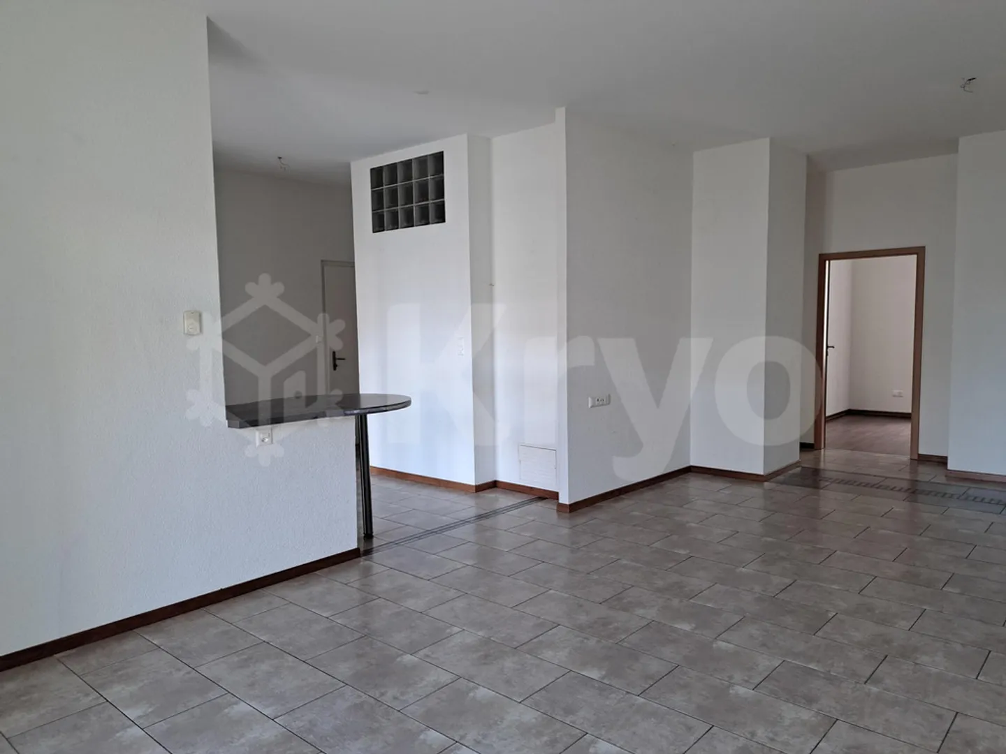 4-room apartment 104 m2 1st floor with balcony - Photo 3 of 10