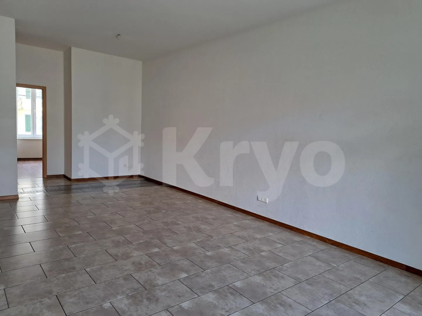 4-room apartment 104 m2 1st floor with balcony - Photo 4 of 10