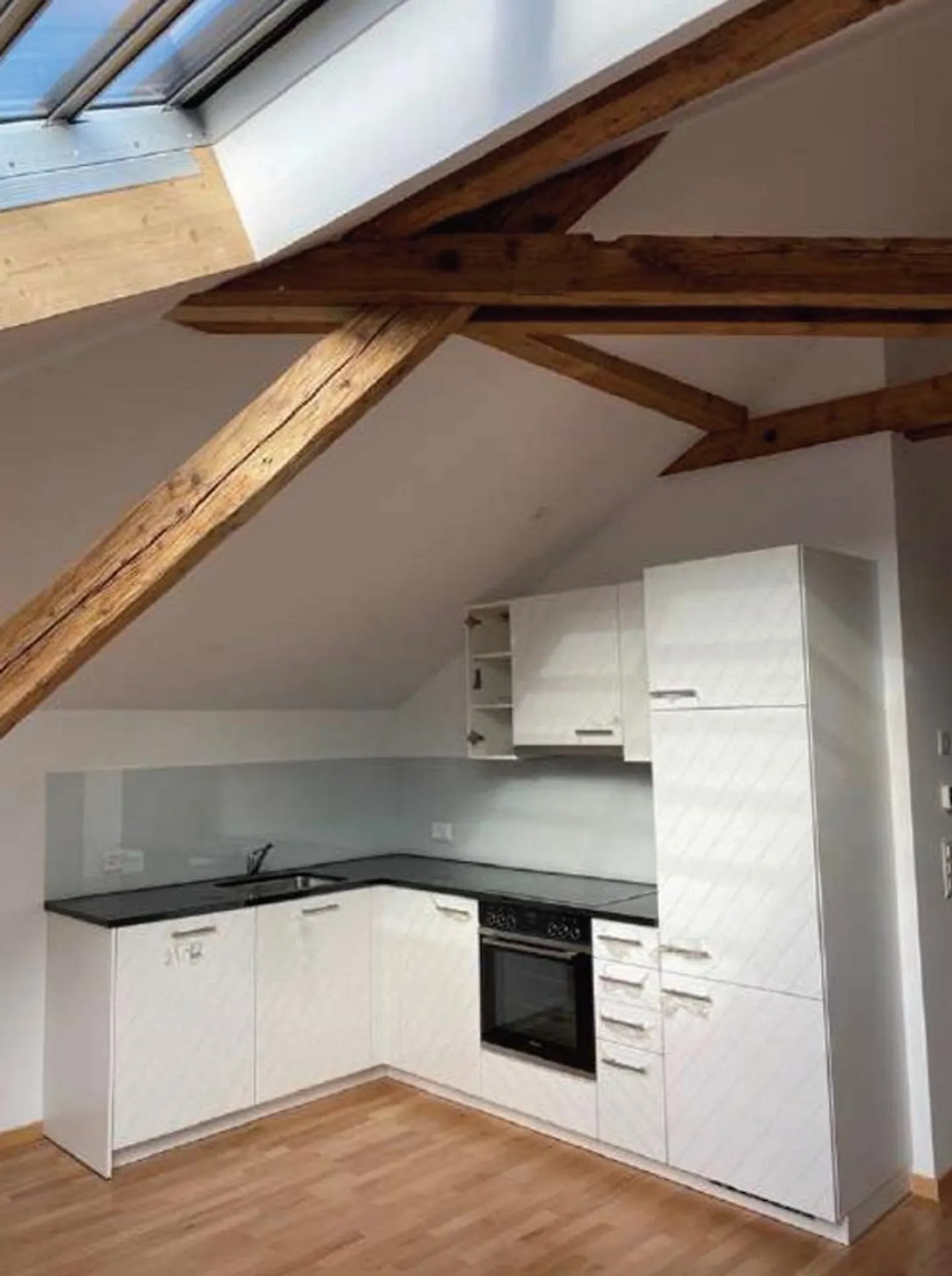 Moderno appartamento mansardato di 2,5 stanze nel centro di Biel - Foto 1 di 7