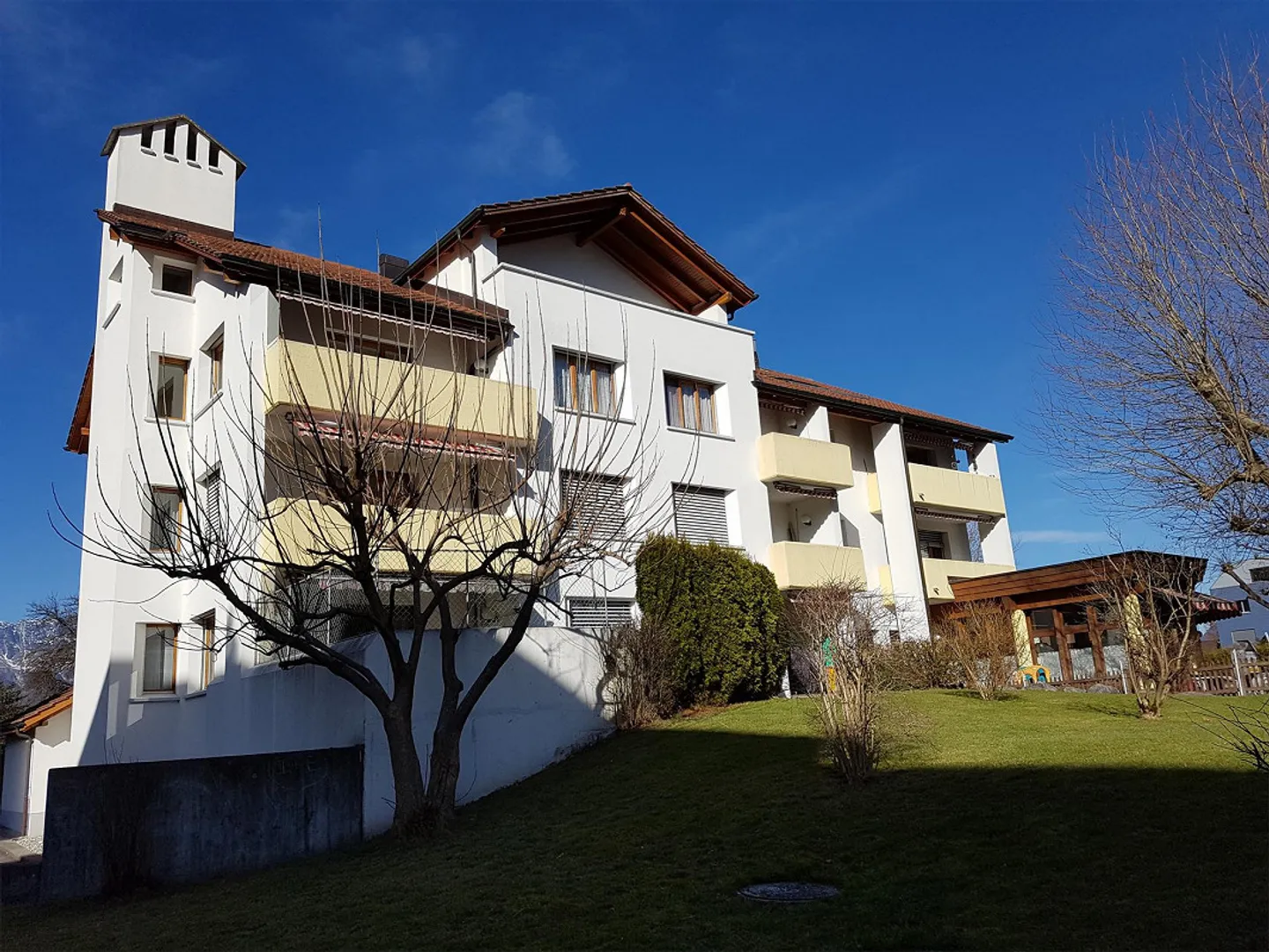 Attractive and brightly lit 2.5 room apartment - Photo 1 of 7