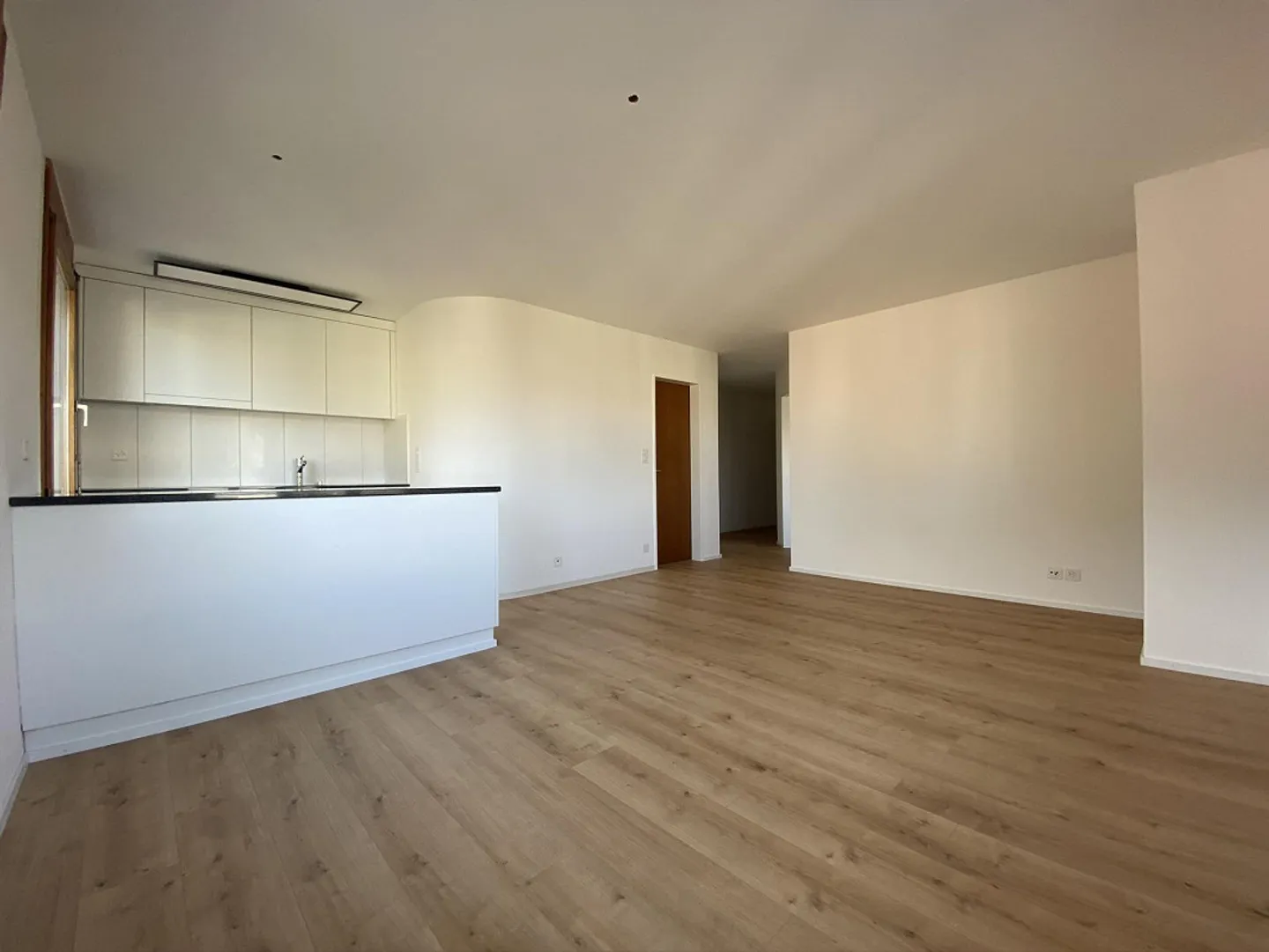 Attractive and brightly lit 2.5 room apartment - Photo 2 of 7