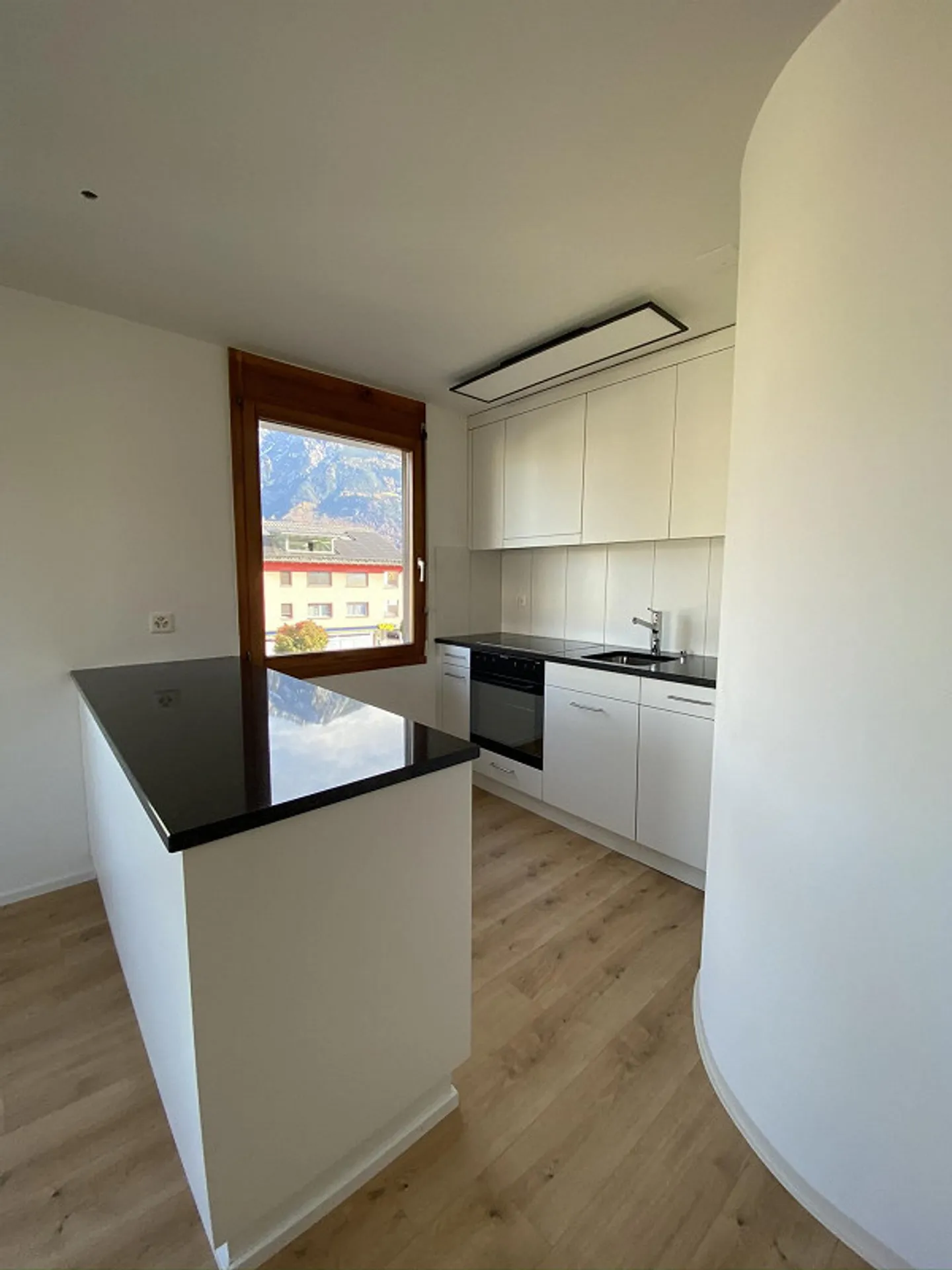 Attractive and brightly lit 2.5 room apartment - Photo 3 of 7