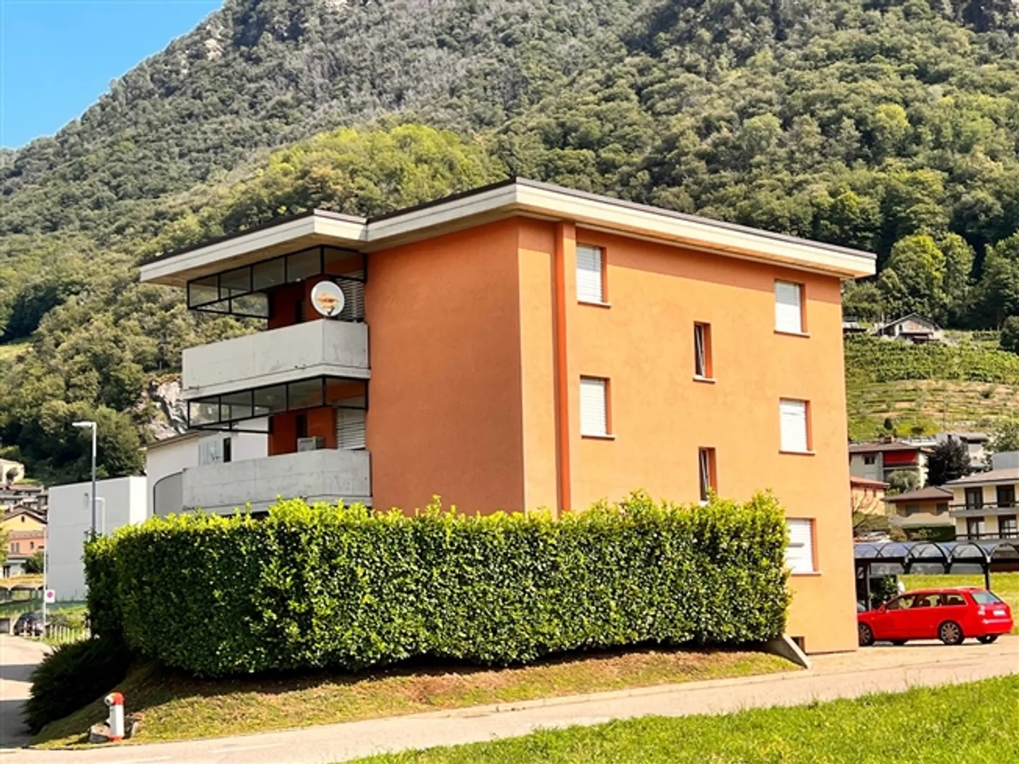 «Kleines Gebäude mit 3 Wohnungen» - Foto 1 von 9