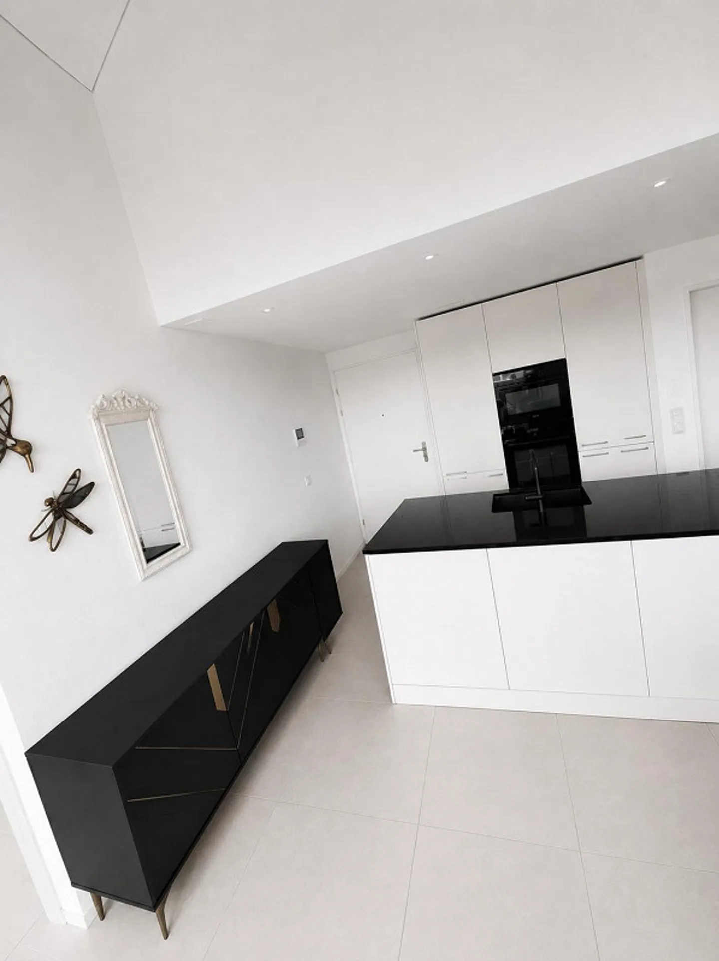 Appartement moderne de 2,5 pièces avec grand balcon et zone de bureau à domicile - Photo 1 sur 11