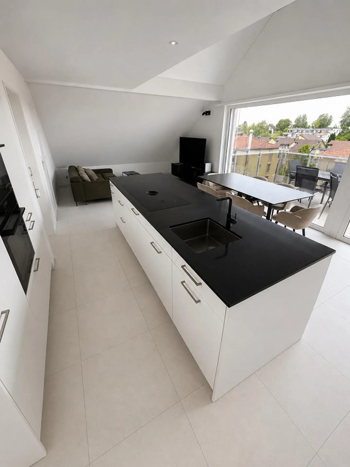 Appartement moderne de 2,5 pièces avec grand balcon et zone de bureau à domicile - Photo 2 sur 11