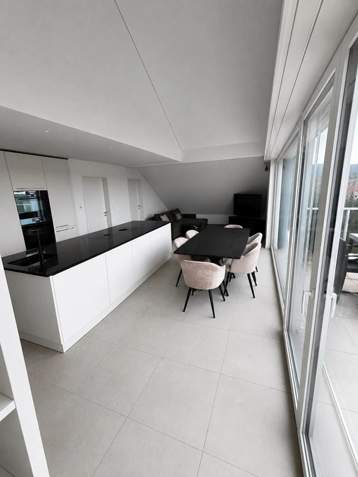 Appartement moderne de 2,5 pièces avec grand balcon et zone de bureau à domicile - Photo 3 sur 11