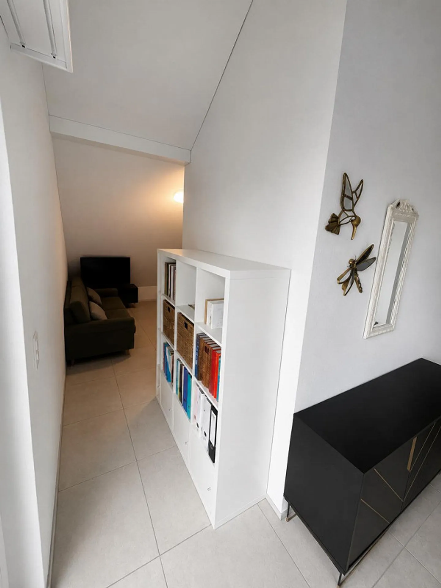 Appartement moderne de 2,5 pièces avec grand balcon et zone de bureau à domicile - Photo 4 sur 11