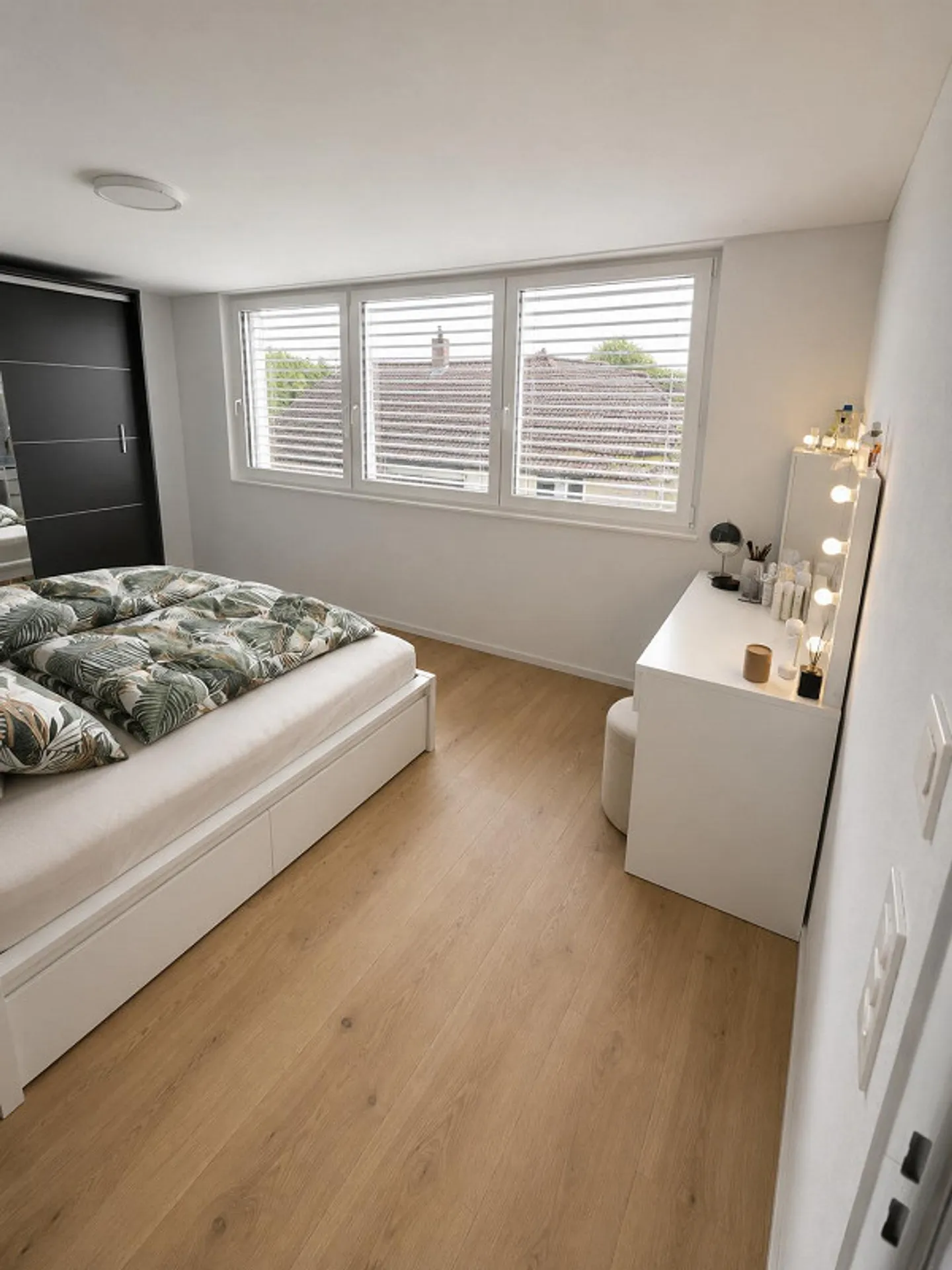 Appartement moderne de 2,5 pièces avec grand balcon et zone de bureau à domicile - Photo 6 sur 11