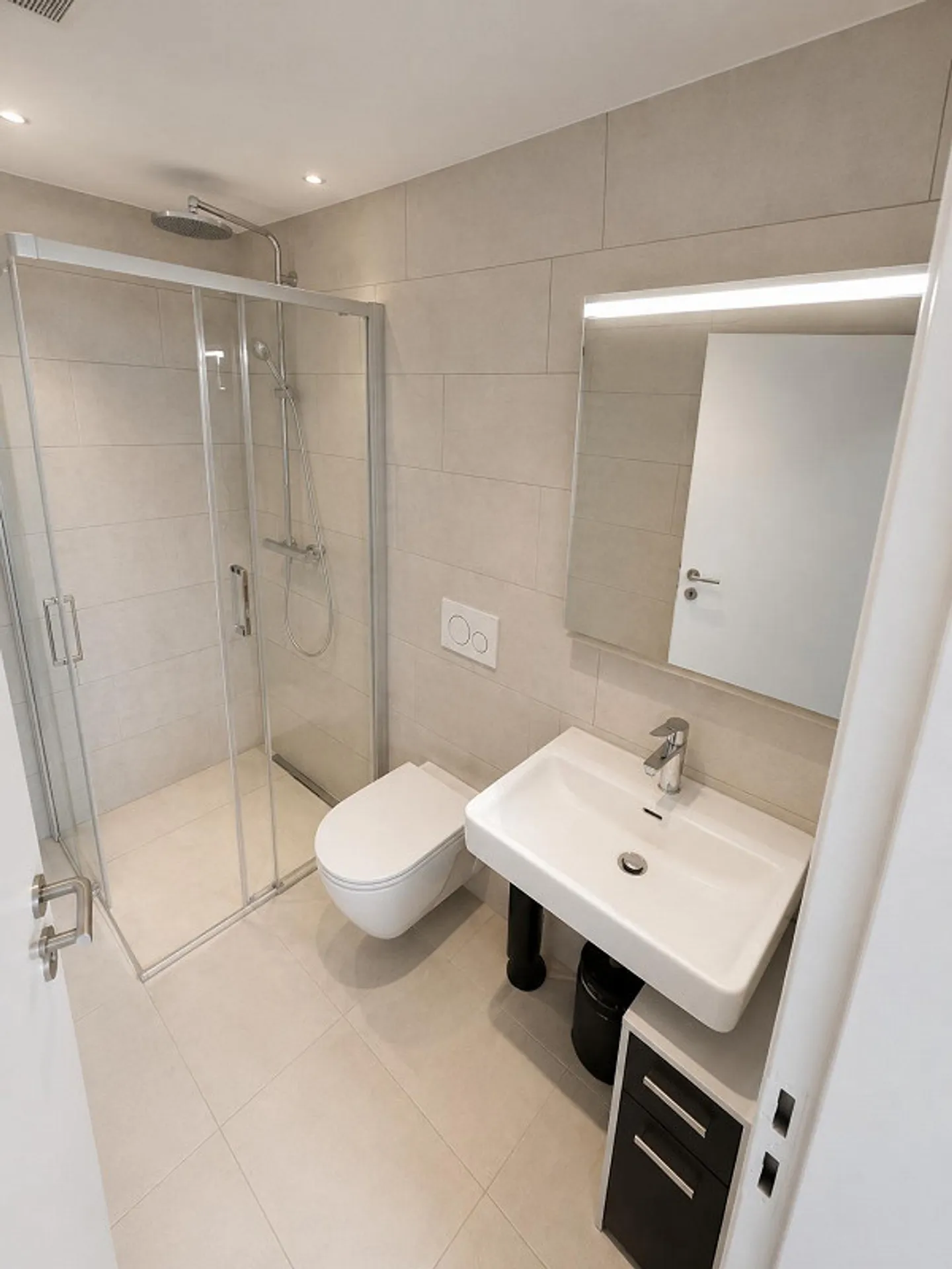 Appartement moderne de 2,5 pièces avec grand balcon et zone de bureau à domicile - Photo 7 sur 11