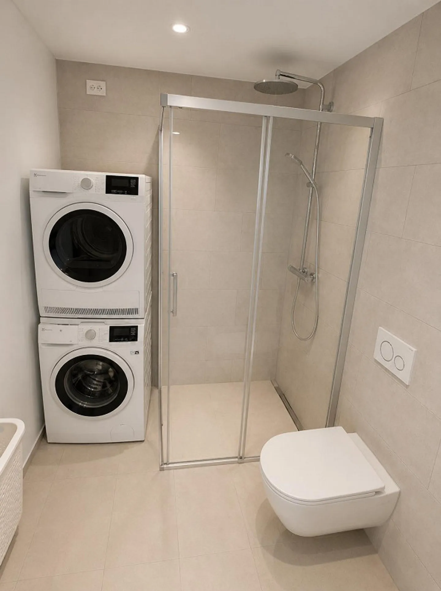 Appartement moderne de 2,5 pièces avec grand balcon et zone de bureau à domicile - Photo 8 sur 11