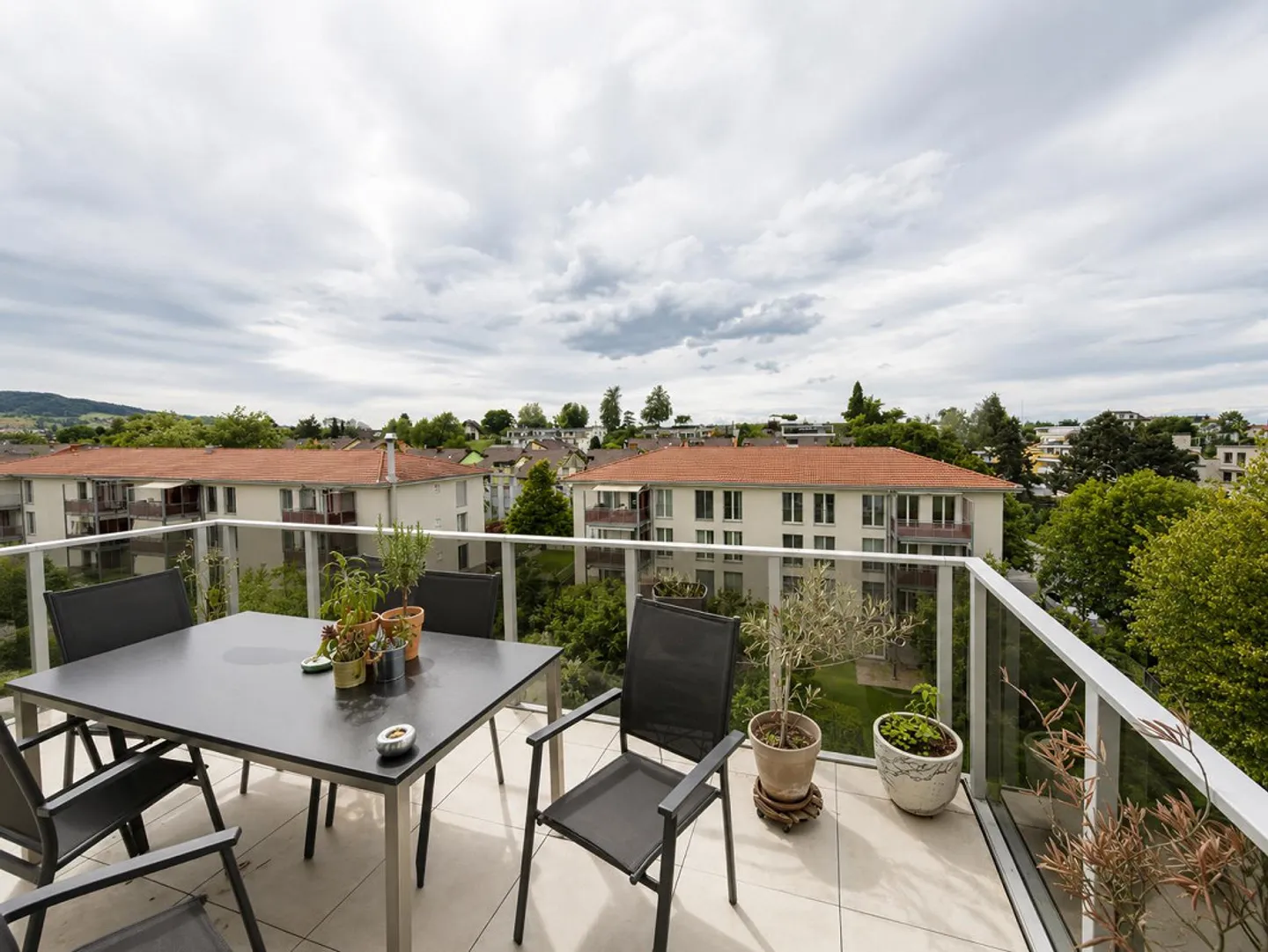 Appartement moderne de 2,5 pièces avec grand balcon et zone de bureau à domicile - Photo 10 sur 11