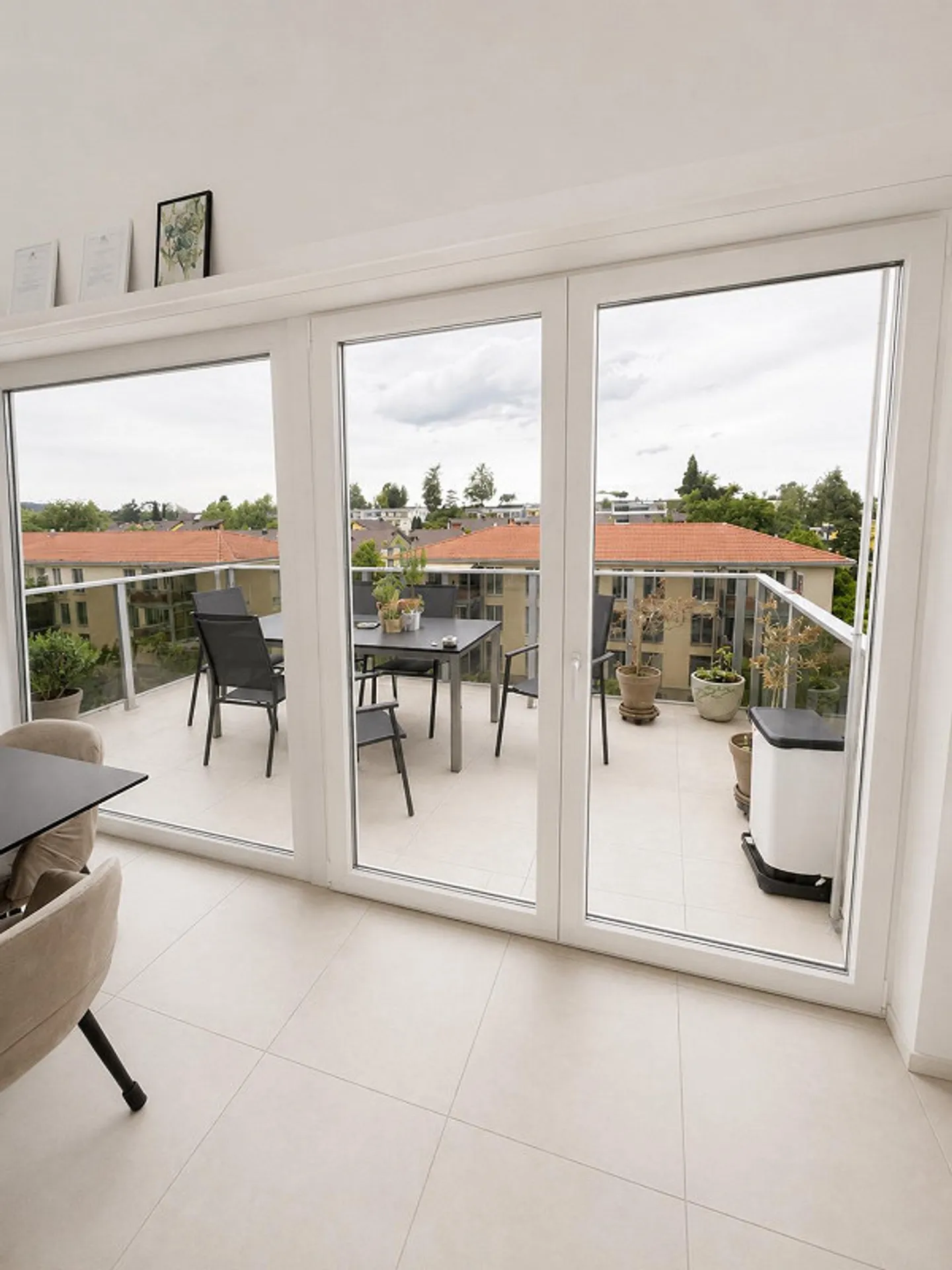 Appartement moderne de 2,5 pièces avec grand balcon et zone de bureau à domicile - Photo 9 sur 11