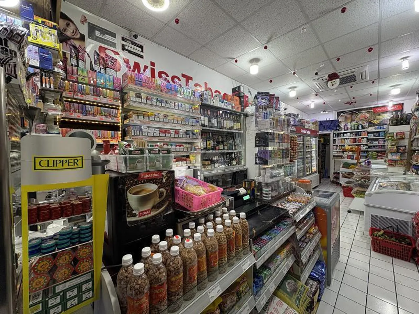 NEGOZIO DI GENERI ALIMENTARI IN UNA STRADA TRAFFICATA - Foto 1 di 4