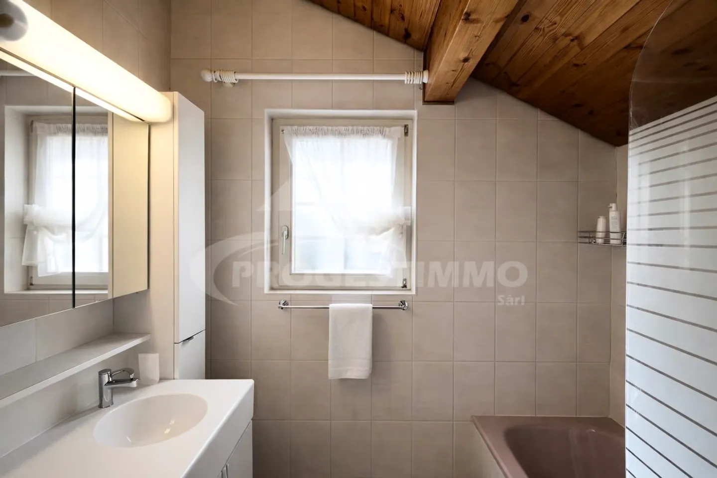 VILLA AVEC 6,5 CHAMBRES, ESPACES SPACIEUX ET GRAND POTENTIEL D'EXTENSION - Photo 11 sur 13