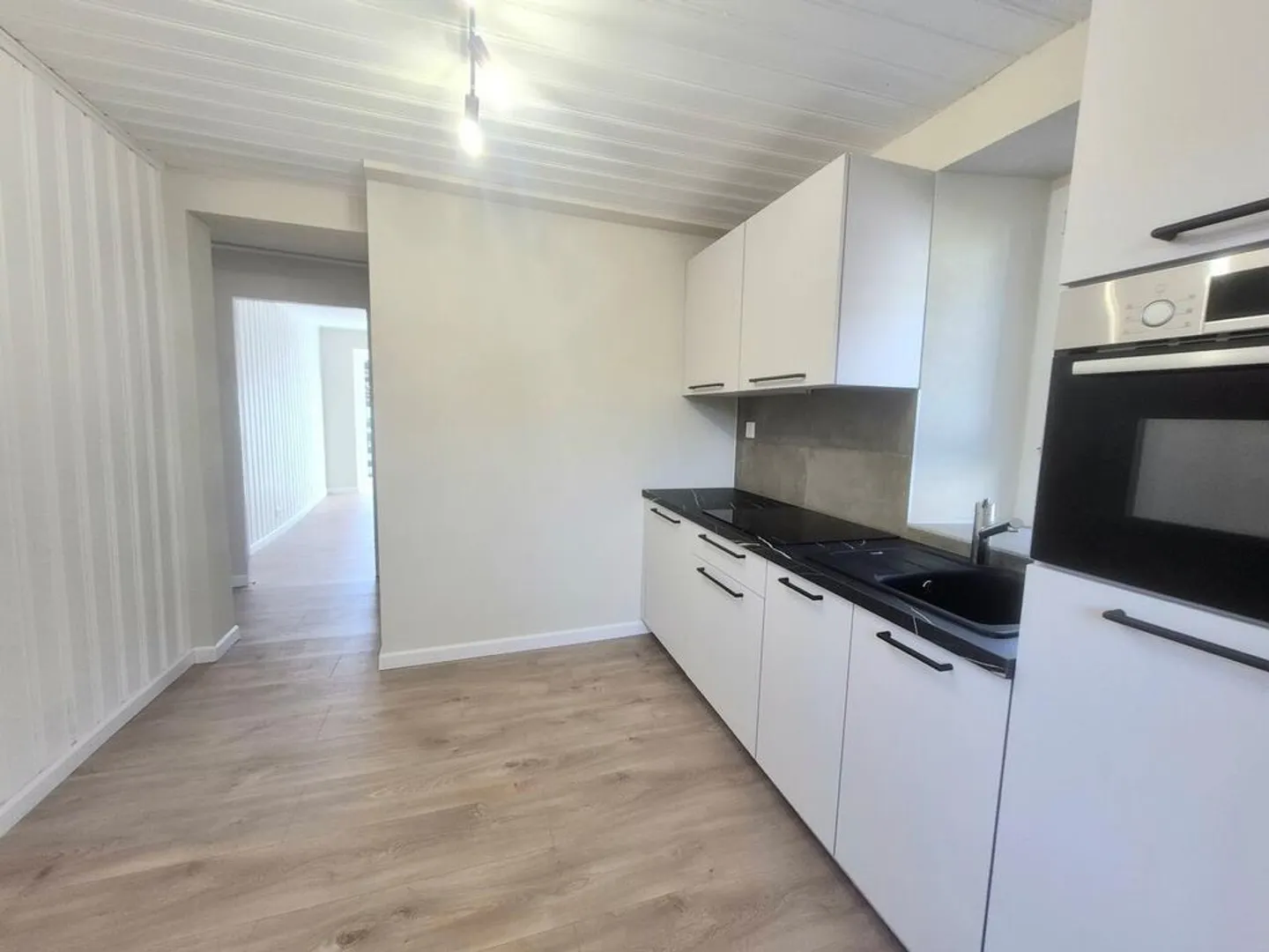 ERDE - SCHÖNE RENOVIERTE 2-ZIMMER-WOHNUNG - Foto 2 von 8