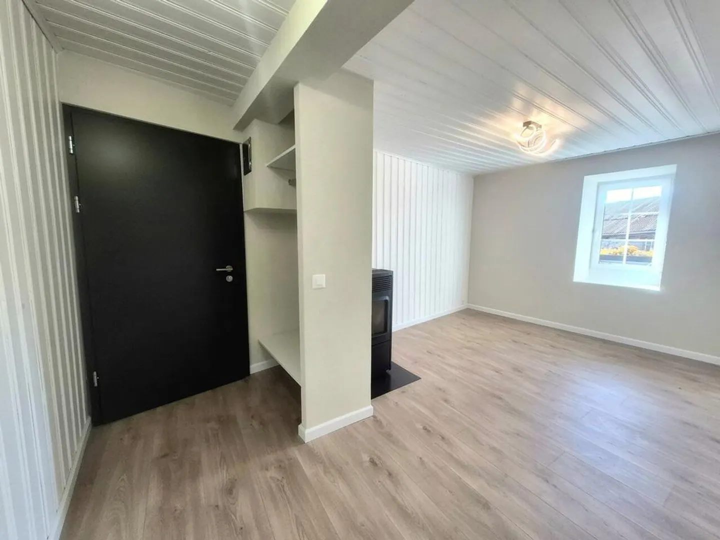 ERDE - SCHÖNE RENOVIERTE 2-ZIMMER-WOHNUNG - Foto 3 von 8