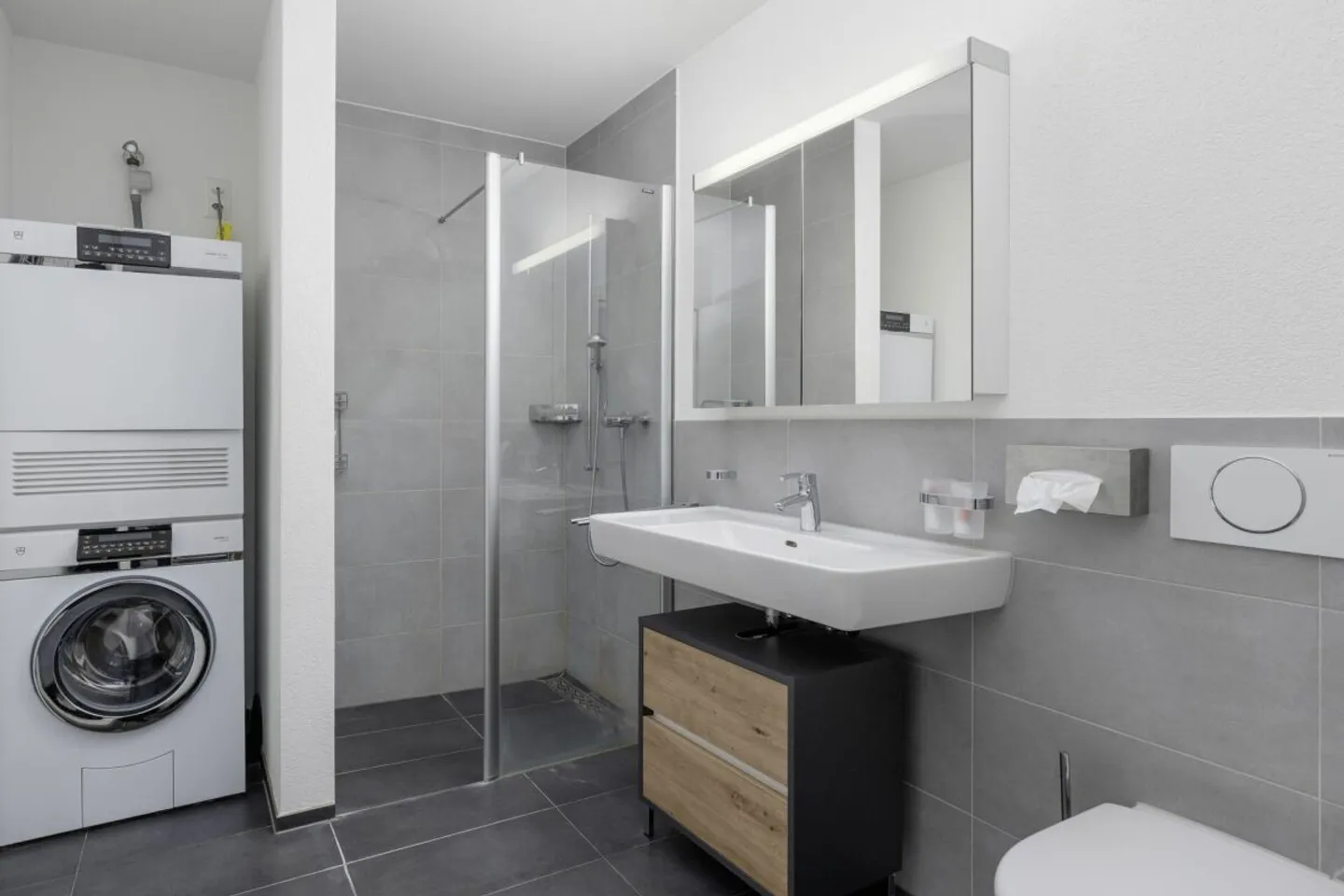 Spacious Garden Apartment - Stylish and Modern - Photo 4 of 7