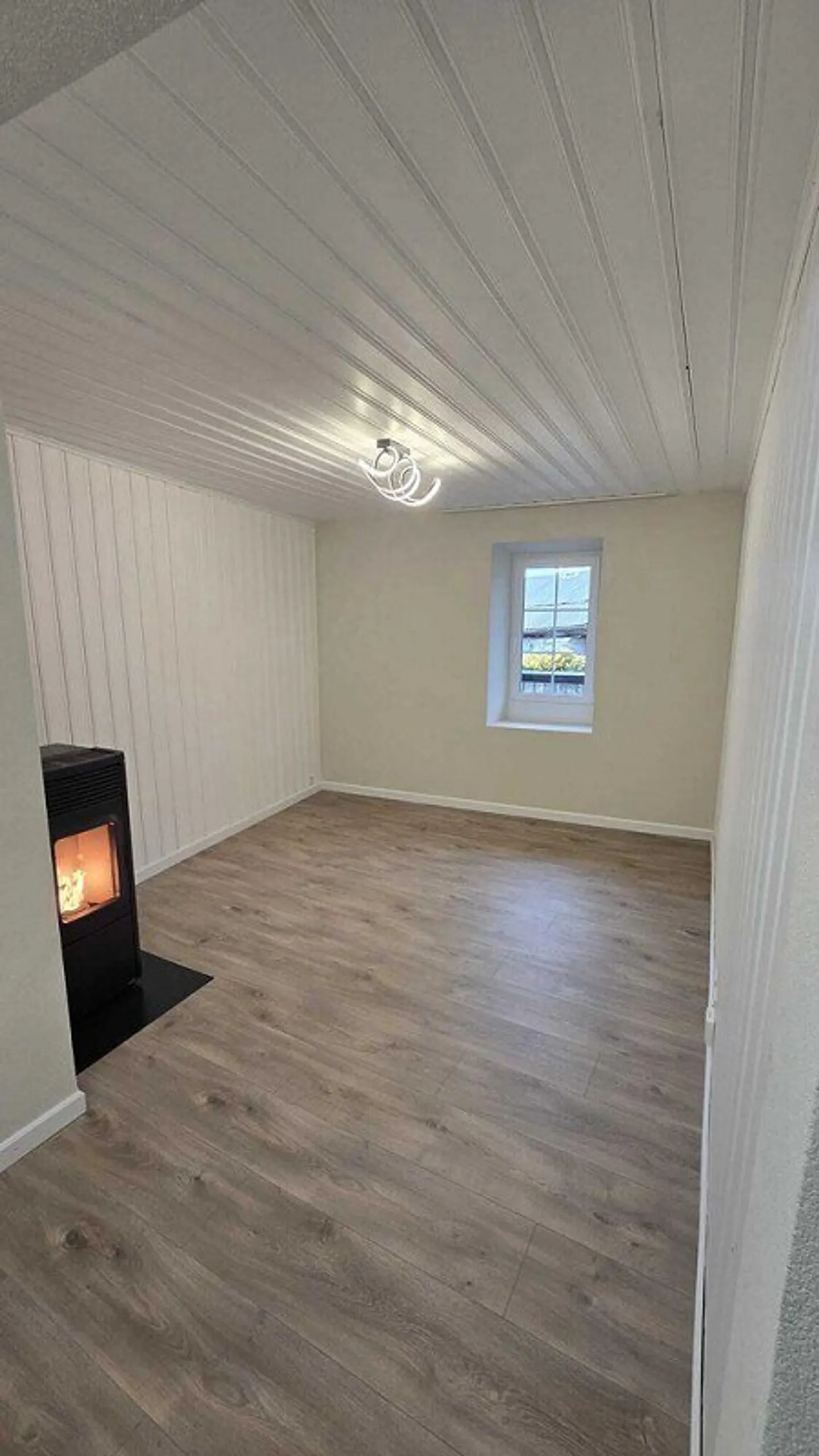 ERDE - SCHÖNE RENOVIERTE 2-ZIMMER-WOHNUNG - Foto 4 von 8