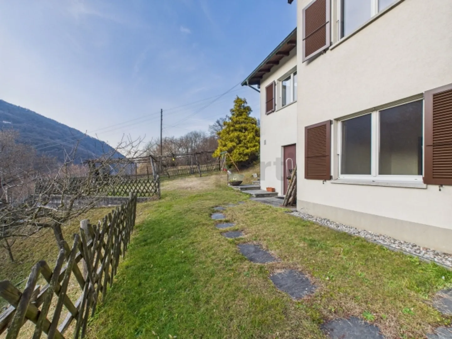 Affascinante villa bifamiliare con giardino - Foto 1 di 13