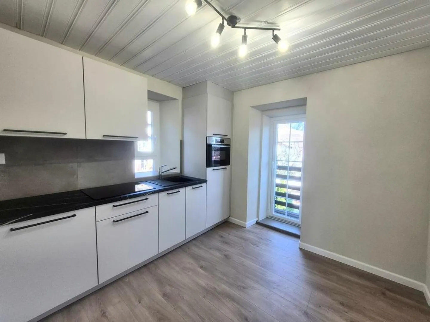 ERDE - SCHÖNE RENOVIERTE 2-ZIMMER-WOHNUNG - Foto 6 von 8