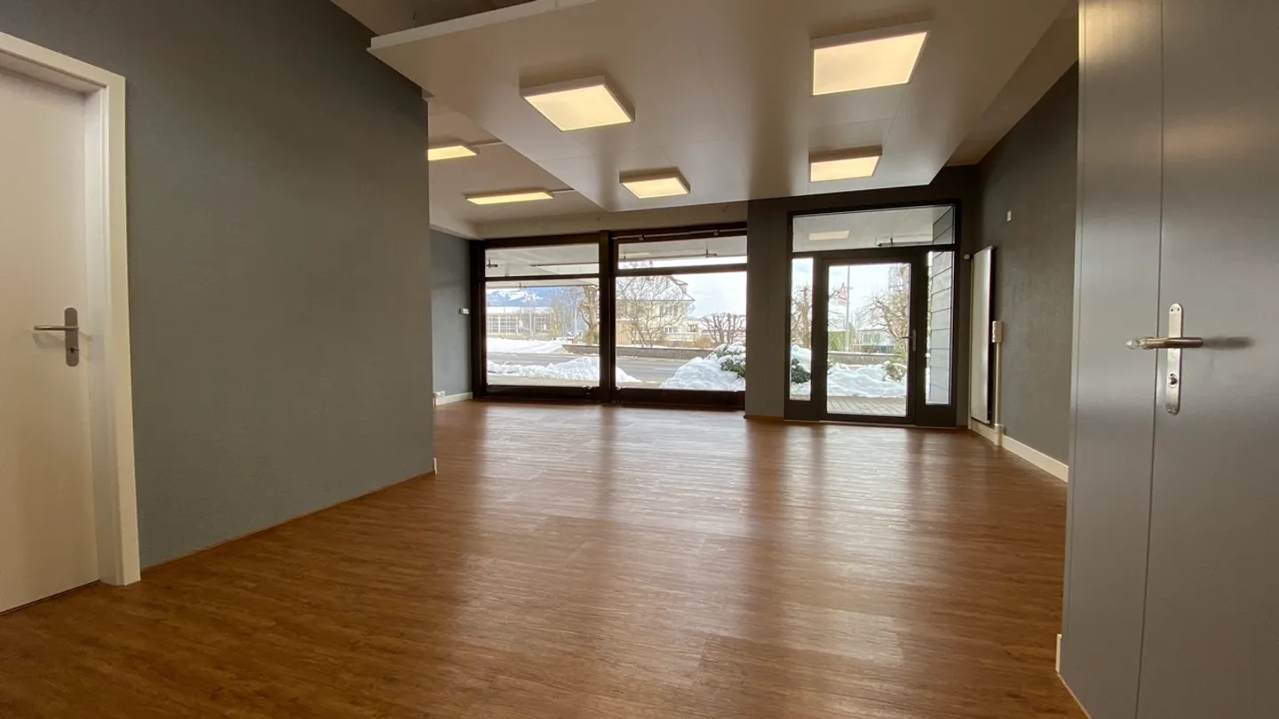 Proprietà residenziale e commerciale - Rendimento sicuro con 26 posti auto - Foto 11 di 21