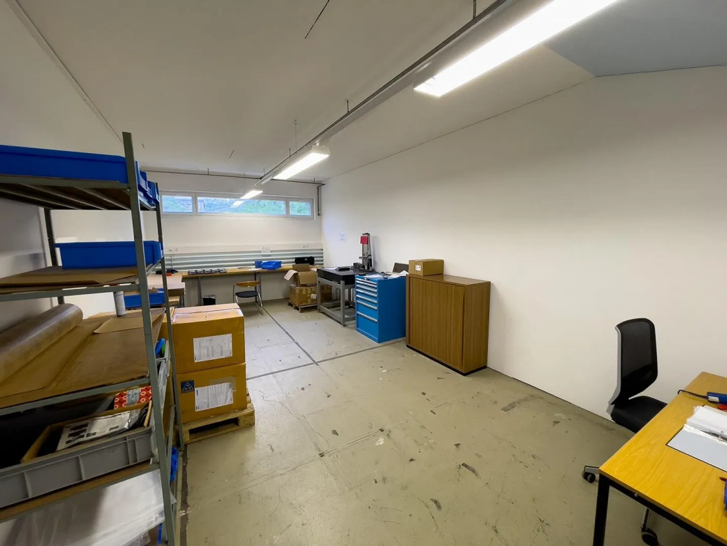 Central location commercial space for storage or production businesses! - Photo 4 of 4