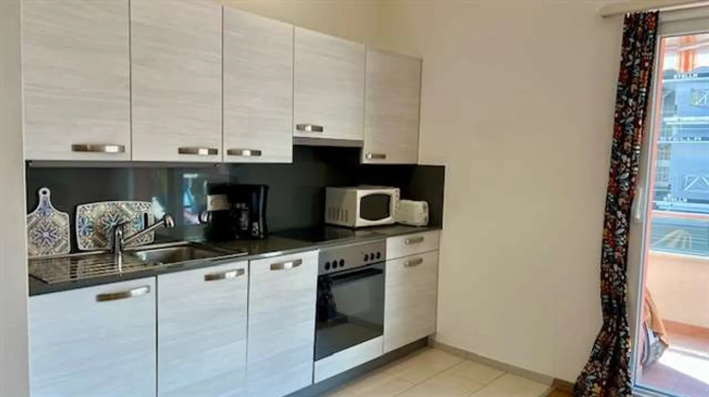 Cozy studio apartment with large terrace and communal pool - Photo 3 of 11