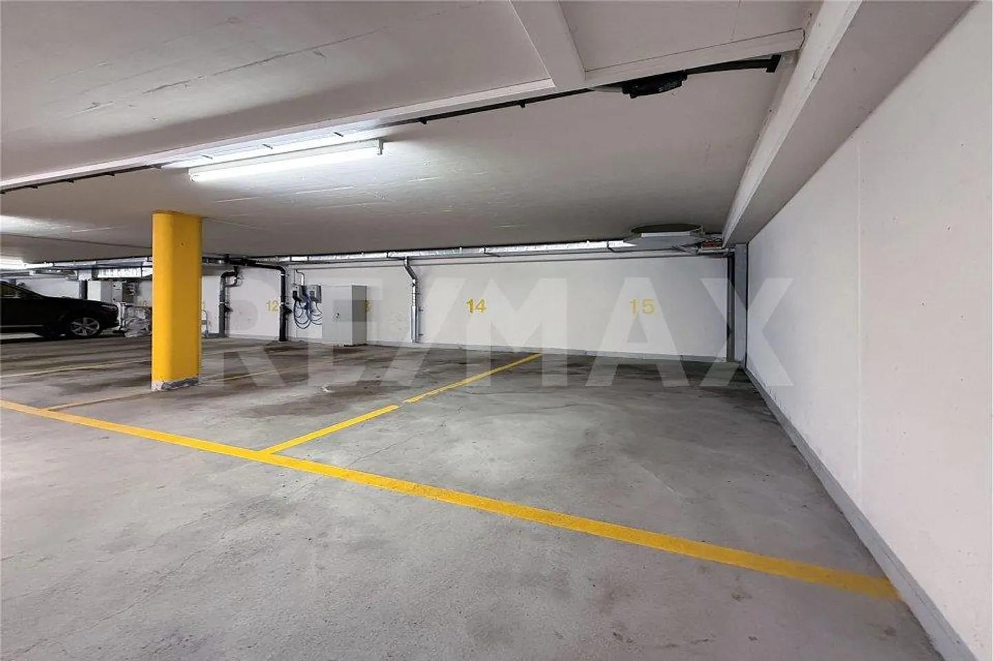 Place de parking dans le garage - Photo 1 sur 6