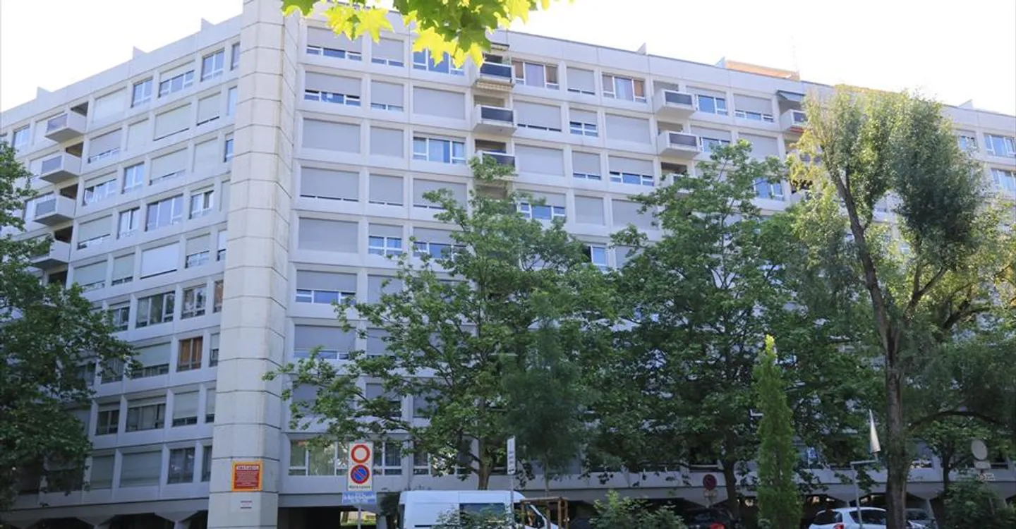 Mixed-use building for rent - Photo 1 of 1