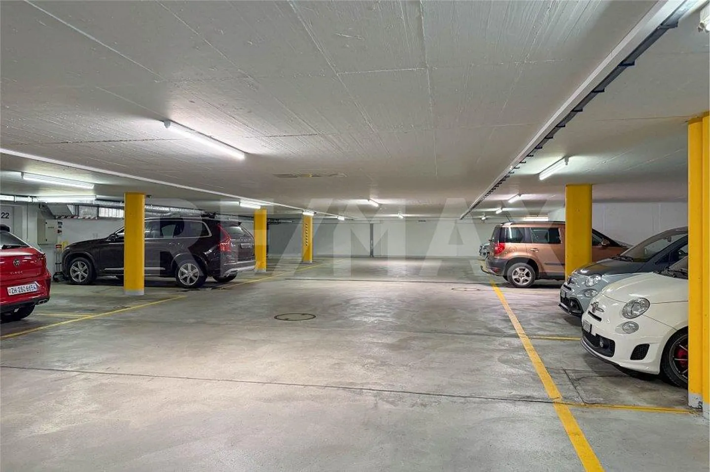 Place de parking dans le garage - Photo 2 sur 6