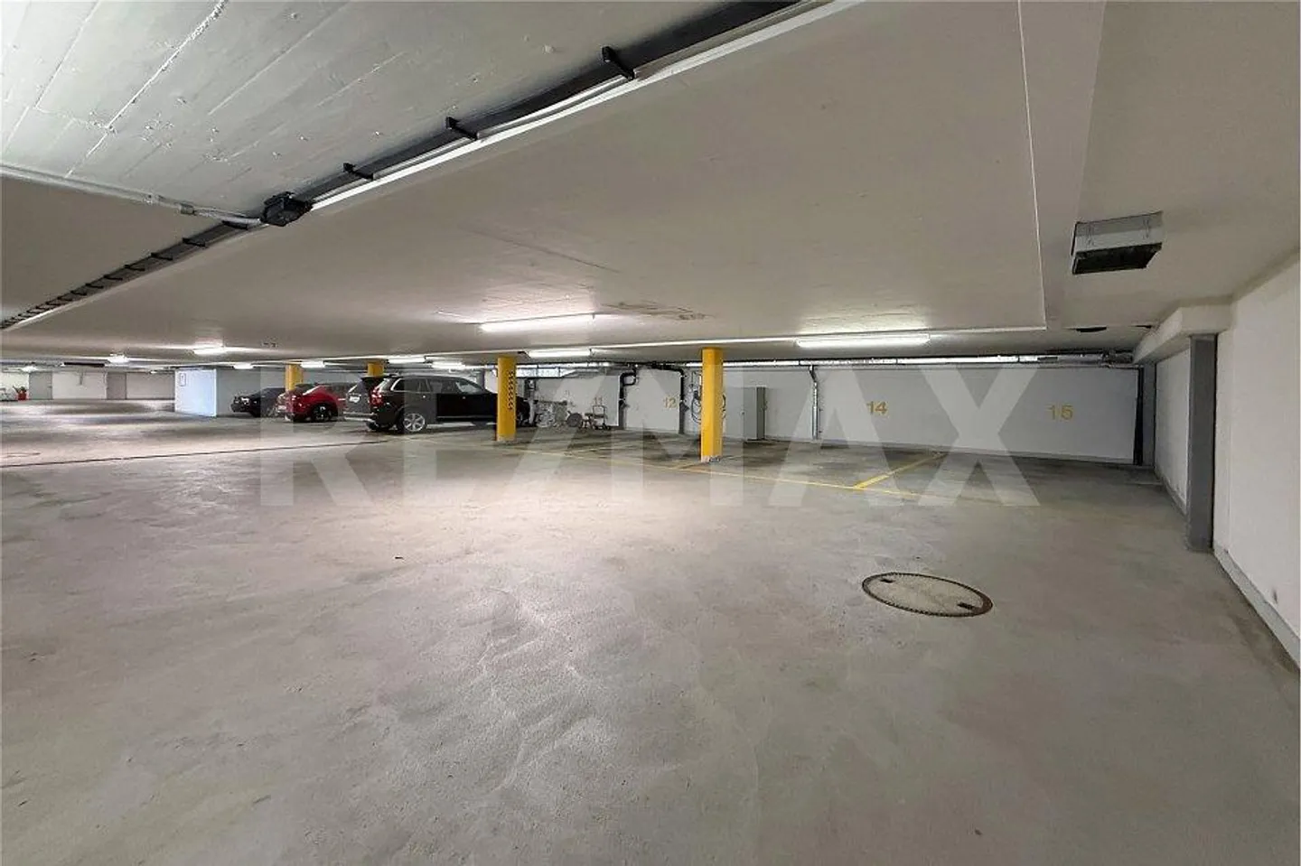 Place de parking dans le garage - Photo 3 sur 6